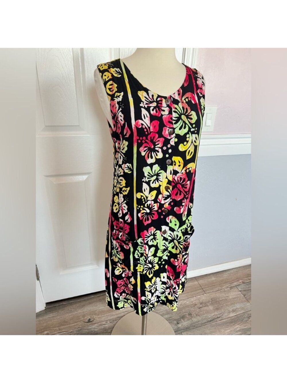 Black Hawaiian Dress with Colorful Flowers Size 1 100% Rayon (4-6) - Picture 4 of 15